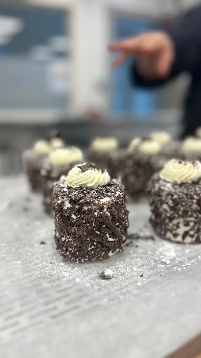 Aujourd’hui en cours de pâtisserie on apprends à faire des #merveilleux

Une meringue française avec :
* 110g de blanc d’œufs 
* 180g de sucre 
* 20g de sucre glace 
* 20g de fécule de pdt 
* 2 pincées de sel 

Une chantilly sur base de 150g de sucre pour 1L de crème liquide 

Techniques voir vidéos 🤍 

#frenchpastry #patisserie #cappatisserie #cappatissier #dessert #dessertrecipe #merveilleuxrecette