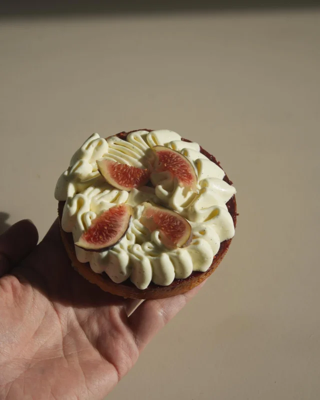 Aujourd’hui c’est #tartelette figue framboise avec une #ganachemonteee yahourt grec …

Crème d’amandes 

* 40g beurre 
* 40g de sucre 
* 40g d’œuf entier 
* 40g poudre d’amande 

Compotée de figues :

* 100g de figues (2 pièces)
* 50g de framboises 
* 1 gousse de vanille 
* 10g de sucre 
* Zeste de citron vert 

Ganache montée yahourt grec :

* 100g de crème (1)
* 1 gousse de vanille 
* 100g de chocolat blanc 
* 2,4g de feuille de gélatine 
* 150g de yahourt grec 
* 150g de crème 

On fait bouillir la crème (1) avec la vanille et on verse sur le chocolat blanc et la feuille de gélatine réhydratée 
Ensuite on ajoute le yahourt et la crème 
On laisse au frigo la nuit et on foisonne au batteur le lendemain 

#cappatissier #tarte #dessert #frenchpastry