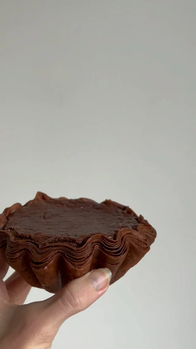 Aujourd’hui c’est cette dinguerie de #flan mais au chocolat of course 

Pour la pâte feuilleté au cacao :

* 20g de cacao cru
* 50g de beurre mou
* 260/280g d’eau froide 
*10g de sel 
* 200g de farine T45
* 300g de farine T55
* 20g de sucre 
* 250g de beurre de tourage 

Appareil à flan :
* 350g de lait 
* 70g de crème liquide entière 
* 2 jaunes d’œufs 
* 50g de sucre 
* 70g de chocolat noir 
* 20g de beurre 
* 25g de fécule de maïs 

Les flans vous aimez ça ?
#flanpatissier #flanparisien #flanrecipe #patisserie #patisseriefrancaise #cappatisserie